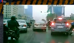 Ô tô đâm ngã học sinh, thản nhiên bỏ đi