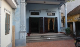 Hà Nội: Thiếu nữ bị bạn trai ném từ tầng 2 xuống đất