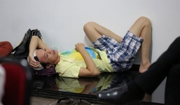 NSƯT Hoài Linh mệt mỏi kiệt sức nằm vật vờ trong hậu trường