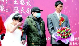 Ngừng chữa ung thư, dành tiền tổ chức đám cưới cho mẹ