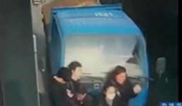 Video xe tải cán liền 6 người vì cố vượt xe buýt