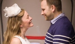 Tiếp viên hàng không cưới hành khách ở độ cao 10.000 m