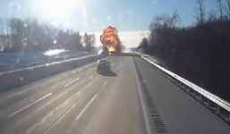 Container mất kiểm soát ủi phẳng dải phân cách