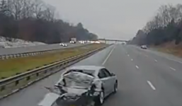 Video: Quay đầu đột ngột trên đường cao tốc, ô tô bị đâm nát đuôi