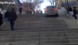 Ngỡ ngàng xe BMW lao lên cầu thang dành cho người đi bộ