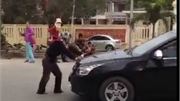 Video: Người phụ nữ bịt mặt chặn đầu ô tô để xin tiền ở Thanh Hóa
