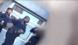 Video: Cảnh sát Mỹ tát liên tiếp vào mặt thiếu niên trong trường học