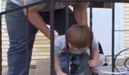 Cậu bé mắc kẹt song sắt xử lý thông minh và cách dạy con khéo của người Mỹ