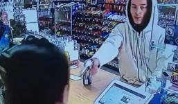 Video: Bị cướp dí súng vào đầu, nữ thủ quỹ liều mình chống lại