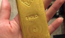 Thợ hàn nhặt được thỏi vàng nặng 1kg trong nhà tắm