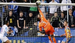 Thủ môn Malaga phản lưới nhà hài hước hơn cả Tấn Trường