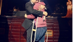 Tuấn Hưng ôm chặt bé gái ung thư trong nước mắt