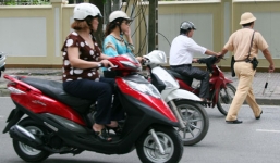 Xe máy không gương bị phạt bao nhiêu?