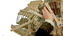 Cỗ máy nhạc cụ kỳ diệu tạo ra âm thanh từ 2.000 viên bi