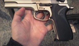 Tử vong vì tự sướng với súng lục