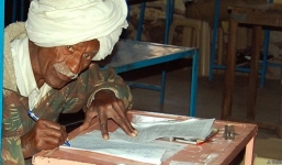 Cụ ông 77 tuổi thử sức thi lớp 10 lần thứ 47 để lấy vợ