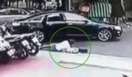 Mở cửa BMV, người đàn ông bị cướp túi xách, ngã đập mặt