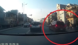 Đám đông chờ xe buýt sợ hãi bỏ chạy khi ôtô 'điên' lao lên vỉa hè