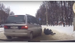 Video: Cảnh sát lấy thân mình chắn mũi ô tô cho cậu bé