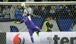  Video: Bắt chước Neuer bất thành, Casillas khiến cho Porto 'ôm hận'