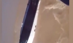 Du thuyền triệu đô rơi xuống nước chìm nghỉm