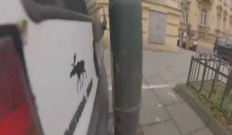 Màn đỗ xe khó tin giữa phố