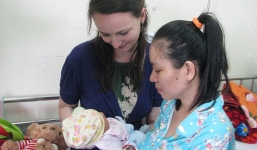 Nữ bác sĩ người Anh kể lại giây phút đỡ đẻ trên máy bay