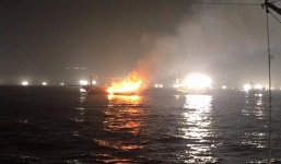 Nghệ An: Tàu cá 7 tỷ cháy rụi trong chuyến ra khơi đầu năm