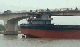 Hải Dương: Tàu 3.000 tấn kẹt dưới gầm cầu