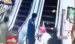 Đi thang cuốn, hai mẹ con bị xe đẩy hàng rơi đè vào người