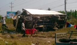 Xe tải lao thẳng vào container khiến 3 người chết thảm