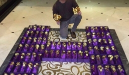 Mr Đàm dành tặng 200 bông hồng vàng cho fan ngày 8/3