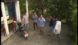 Hoài Linh vẫn bình thản, cười tươi dù bị chủ nợ xiết nhà