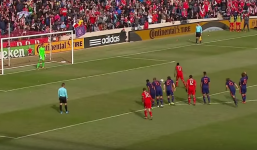 Video: Không nghe Pirlo chỉ điểm, thủ môn New York City 'ôm hận'