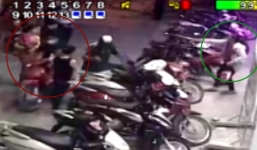 Video: Trộm đánh lừa bảo vệ, ngang nhiên lấy xe trong siêu thị