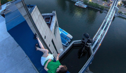 12 khoảnh khắc chụp hình 'tự sướng' nguy hiểm, khiến người xem 'thót tim'