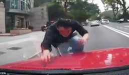 Video người đàn ông lao đầu vào ô tô đang chạy