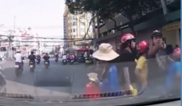 Xe máy chở trẻ nhỏ tạt đầu ô tô, hung hăng với tài xế