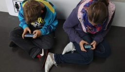 Tác động khủng khiếp của smartphone đến não bộ trẻ nhỏ