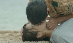 'Hậu Duệ Của Mặt Trời' tập 5: Song Joong Ki: 'Tôi nên xin lỗi em hay tỏ tình với em đây' 