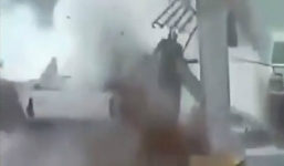 Video: Xe bán tải bất ngờ nổ tung khi đang đổ xăng