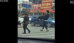 Chàng trai bế cụ bà qua đường gây 'sốt' cộng đồng mạng