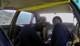 Bí kíp cứu bản thân thoát khỏi ôtô đang ở mép vực