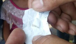 Cha 'phê' ma túy bên đường, mặc con gái 4 tuổi đói lả