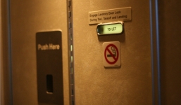 Hút thuốc trên máy bay một hành khách bị phạt 4 triệu đồng