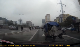 Phụ xe 3 bánh rơi xuống đường