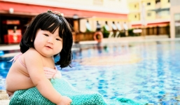 Tiểu Mỹ nhân ngư Việt Nam được lên báo nước ngoài