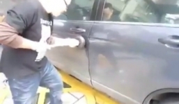 Mở khóa xe hơi bằng gậy thông toilet trong vài giây