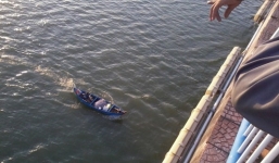 Đưa người yêu đi chơi 8/3, nam thanh niên bất ngờ nhảy xuống sông