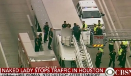 Video: Cao tốc Mỹ náo loạn vì một phụ nữ khỏa thân nhảy trên nóc xe tải